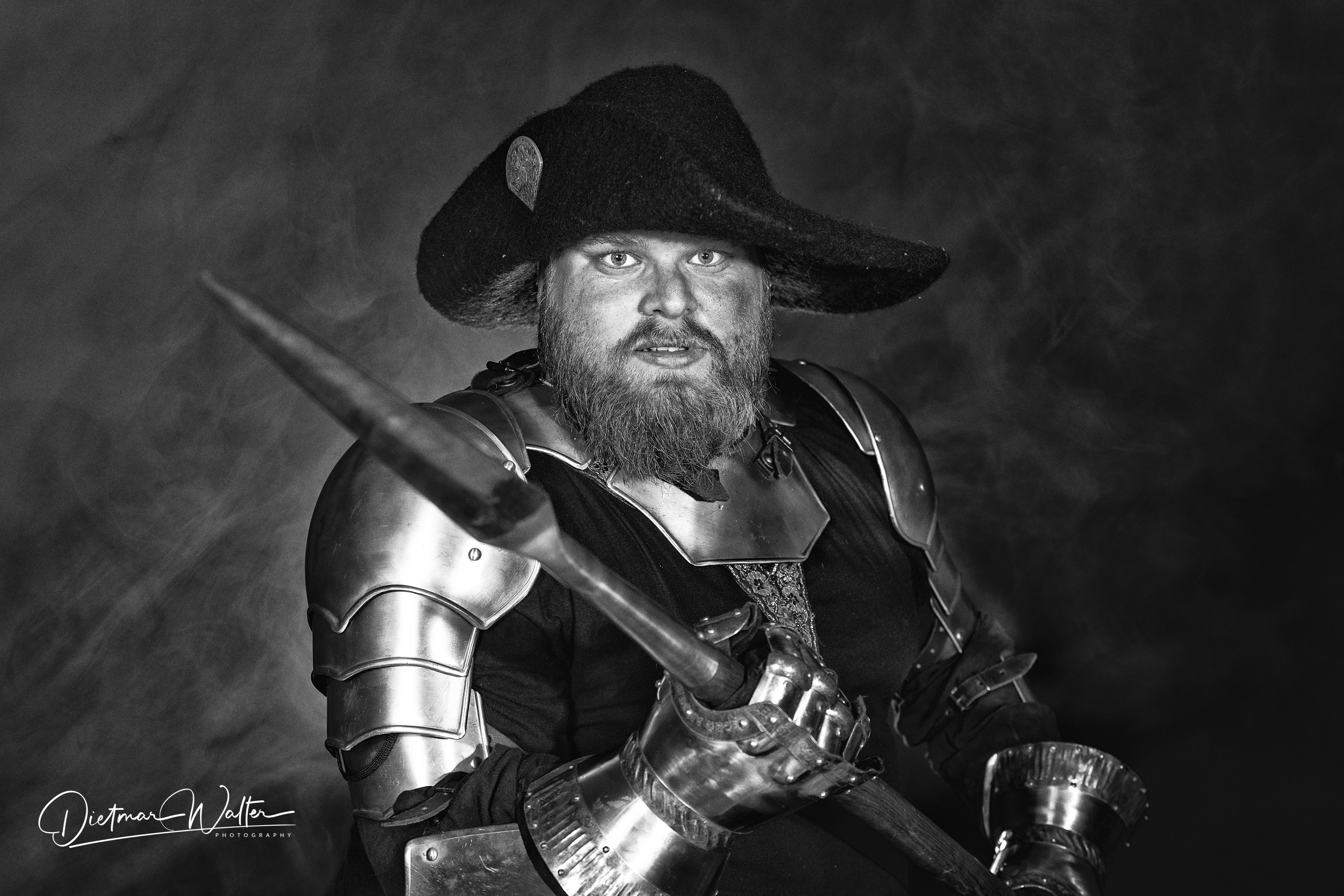 Shooting mit Nebelmaschine. 
Marcel Hauschild hat tolle Rüstungen, die in denen ich ihn fotografieren durfte.