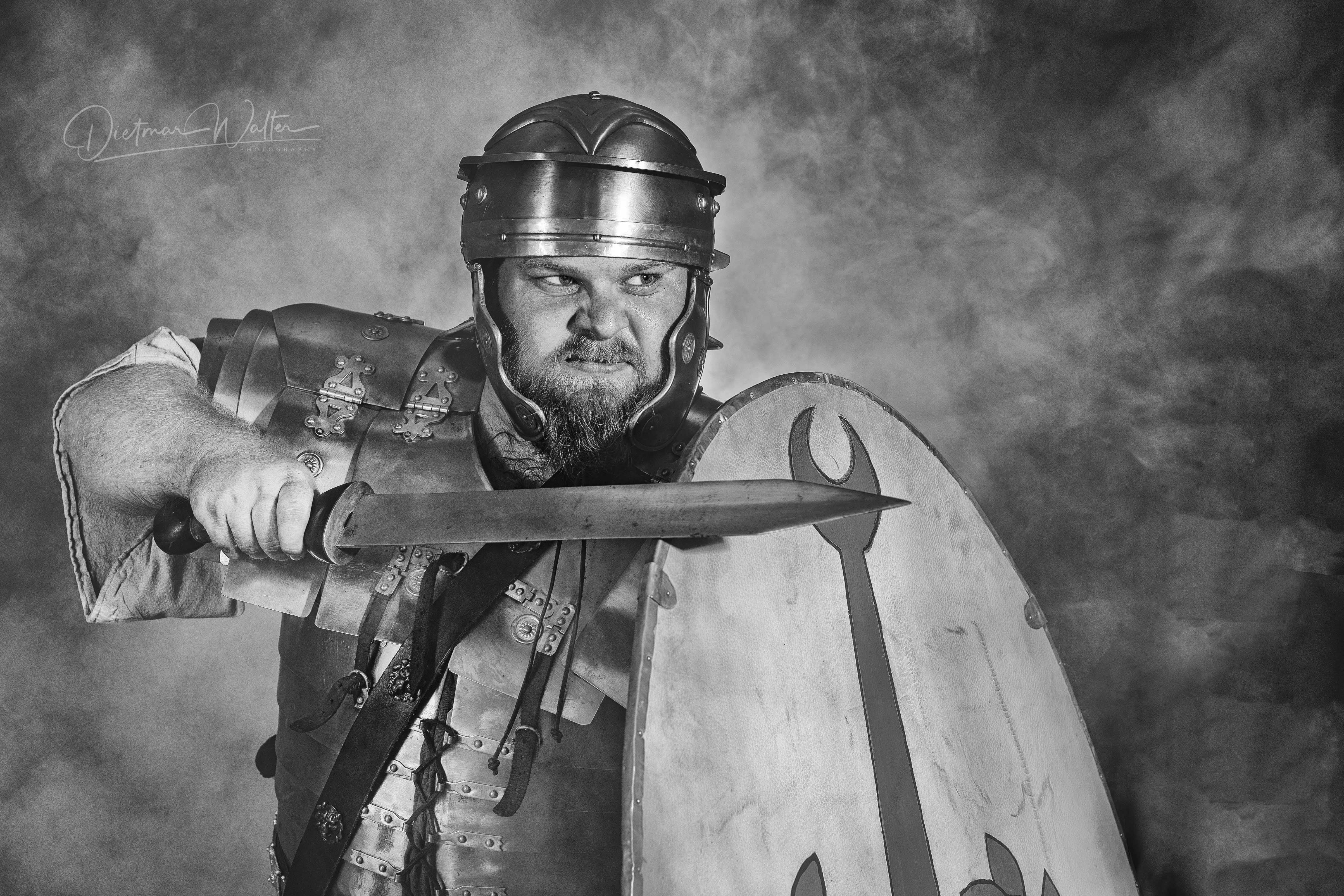 Shooting mit Nebelmaschine. 
Marcel Hauschild hat tolle Rüstungen, die in denen ich ihn fotografieren durfte.