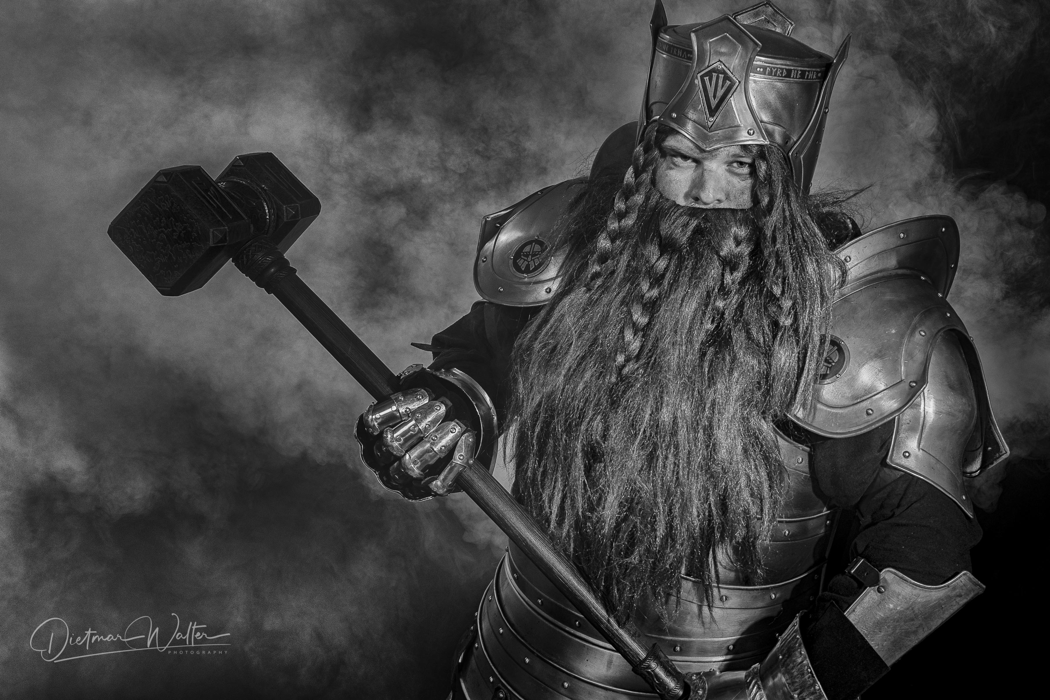 Shooting mit Nebelmaschine. 
Marcel Hauschild hat tolle Rüstungen, die in denen ich ihn fotografieren durfte.