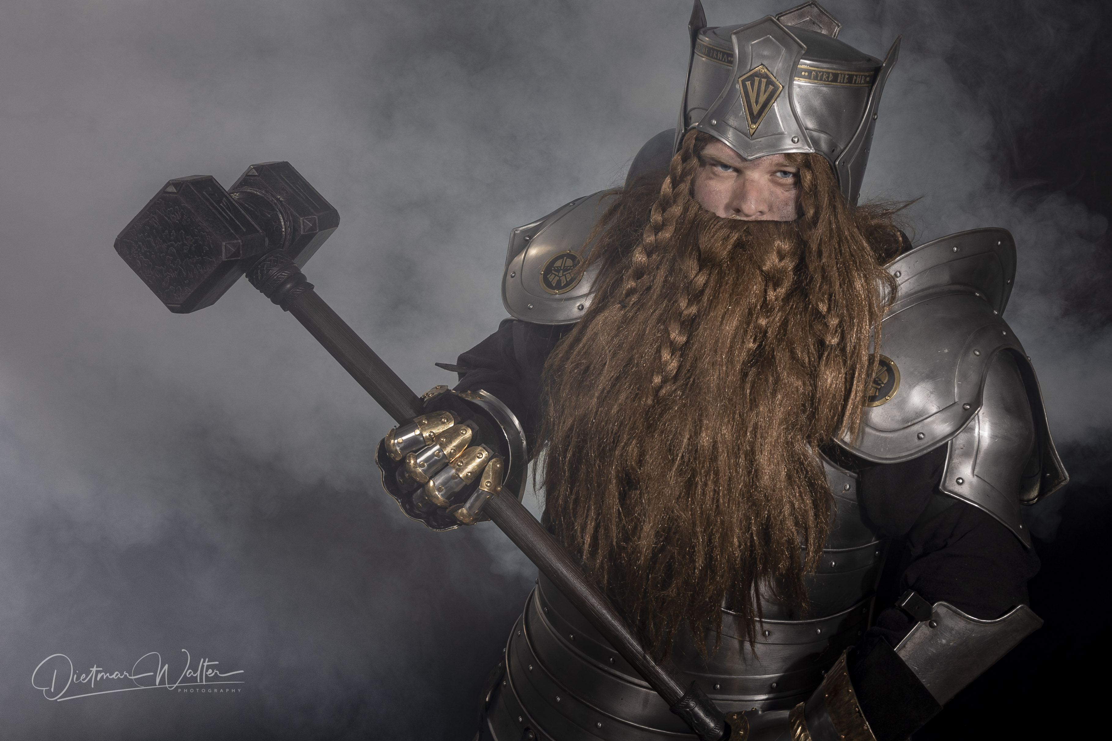 Shooting mit Nebelmaschine. 
Marcel Hauschild hat tolle Rüstungen, die in denen ich ihn fotografieren durfte.